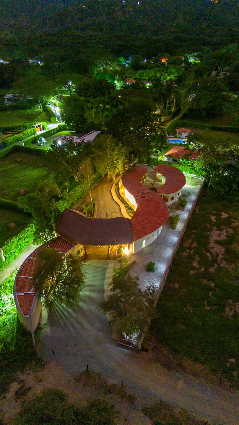 Portería iluminada de noche