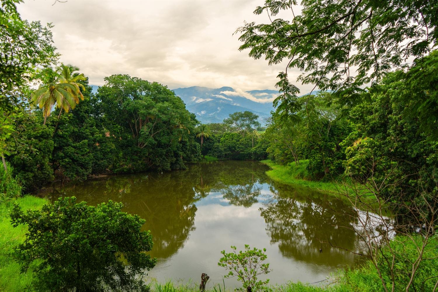El lago de Agua Selva con las montañas del occidente antioqueño al fondo