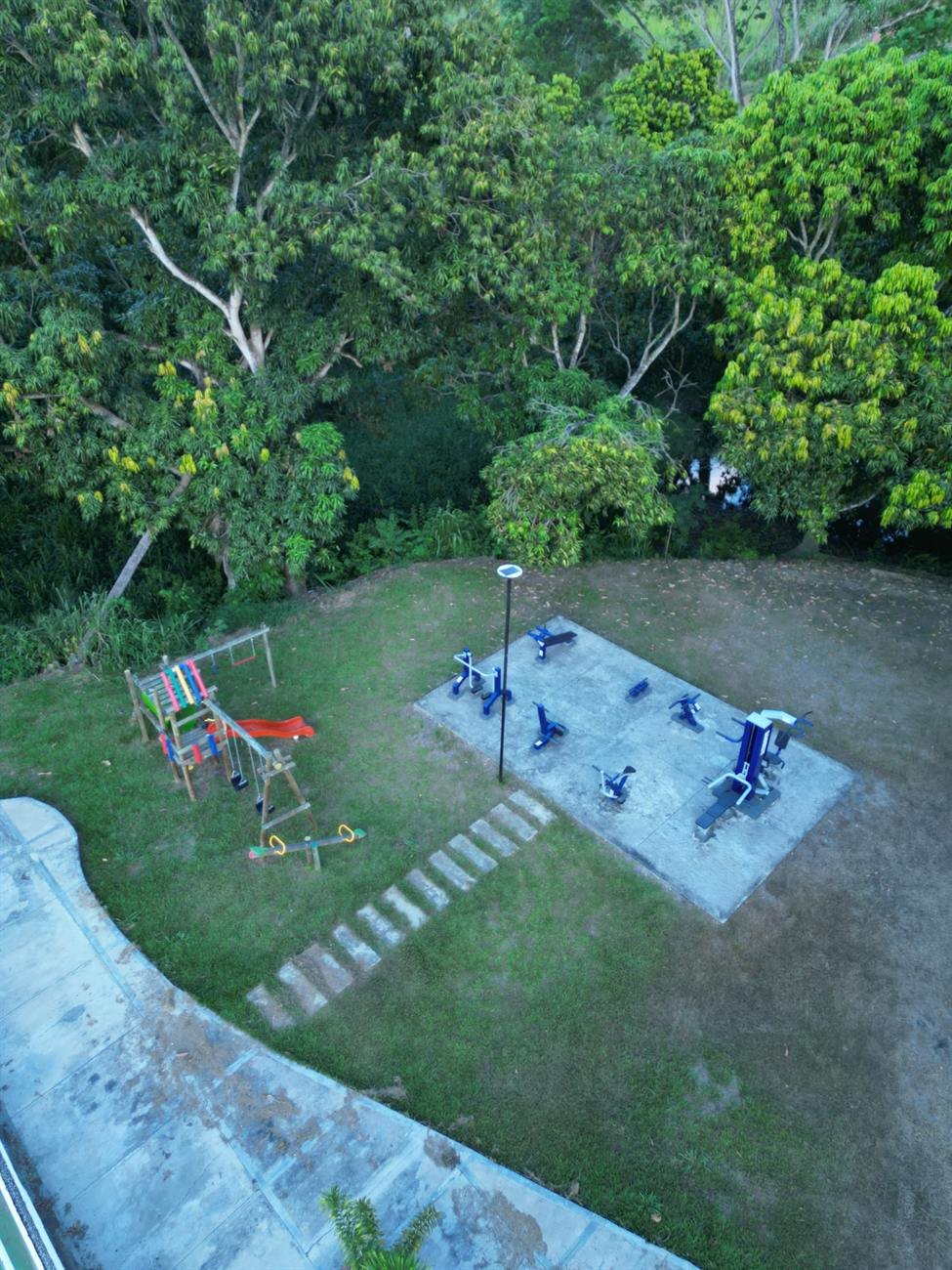 Juegos infantiles y gimnasio al aire libre