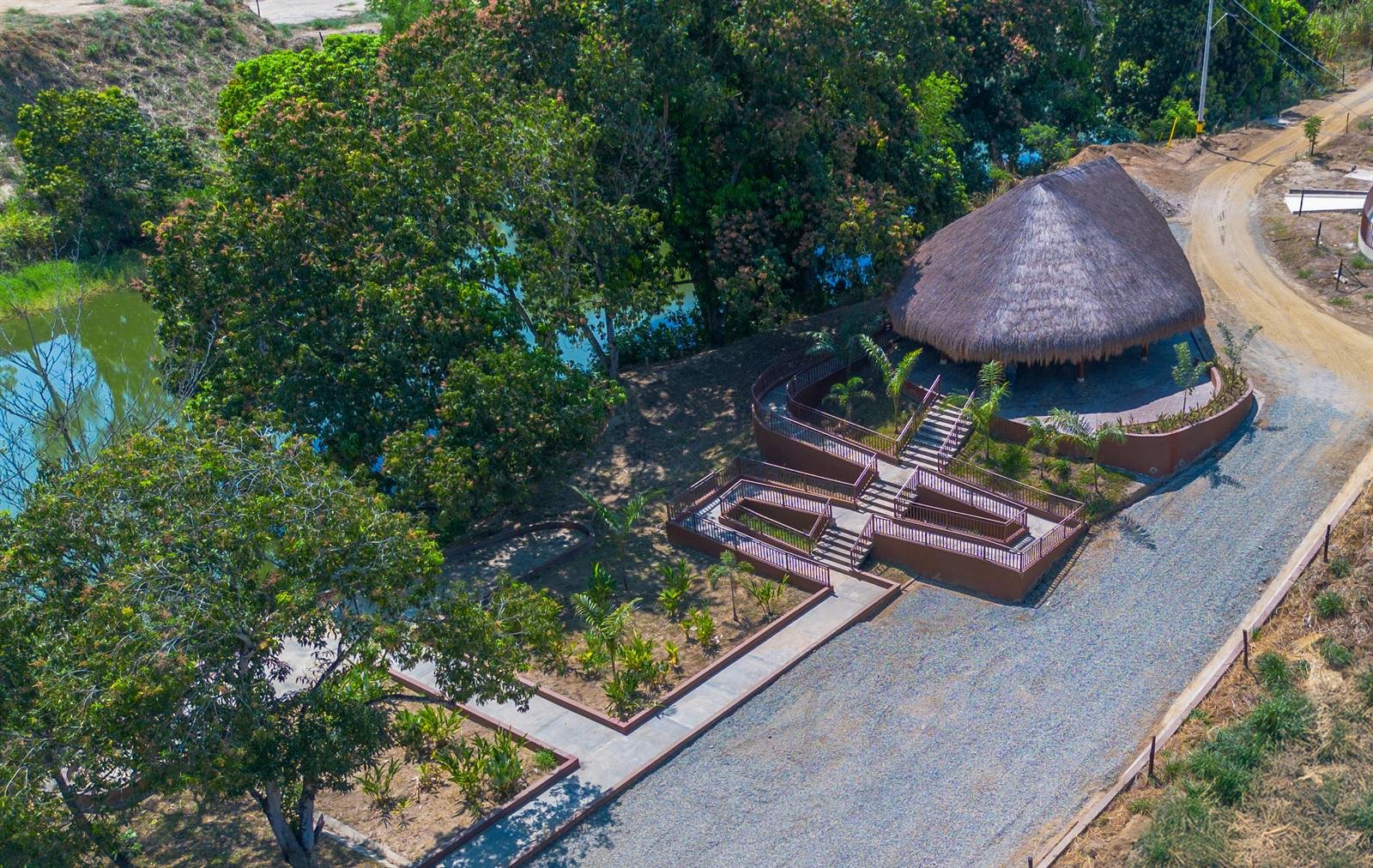 Club house de techo de palma junto al lago